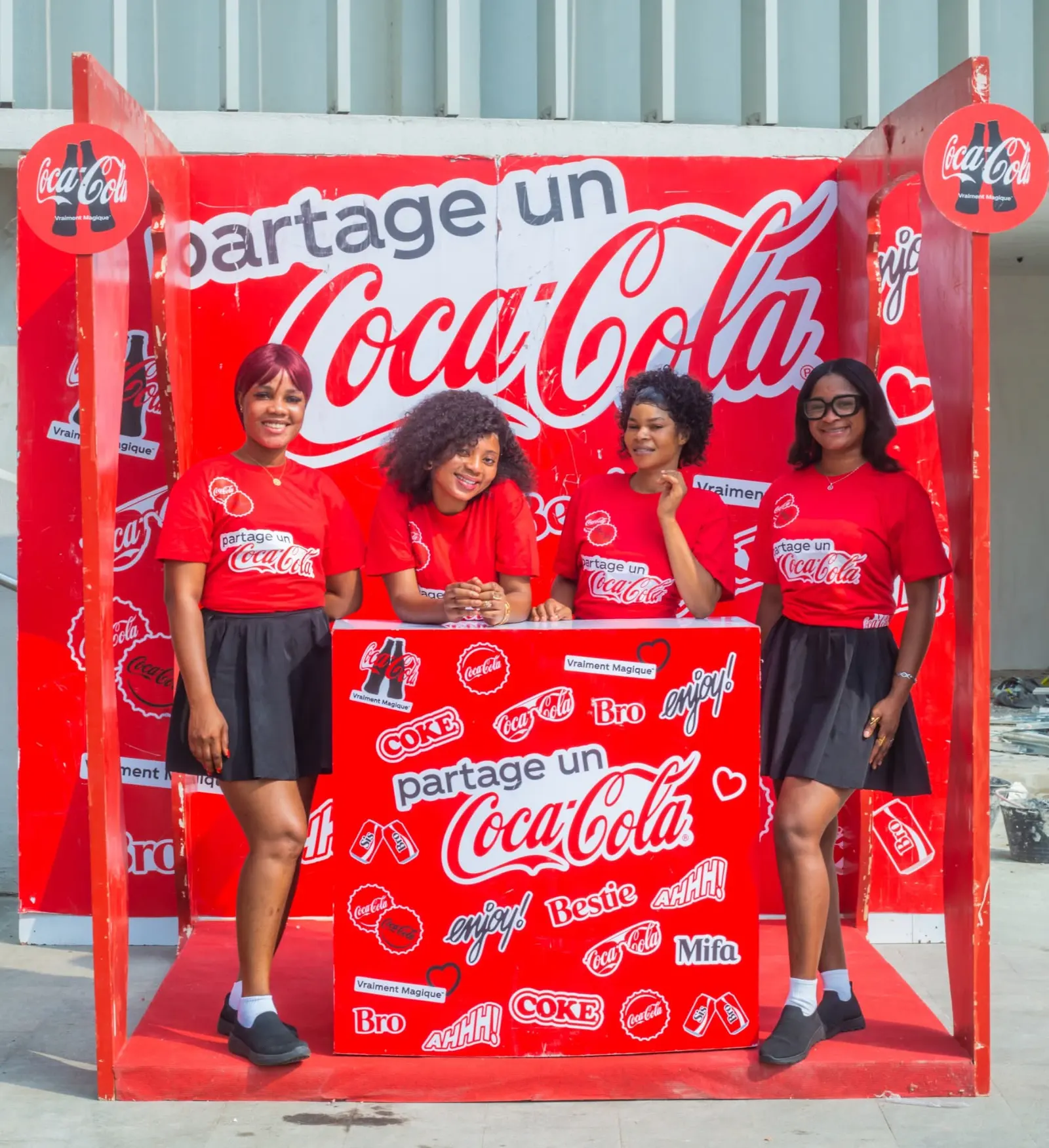 Hôtesses du groupe lors du lancement du partenariat Coca-Cola, au match TCHIN TCHIN CIV 2025