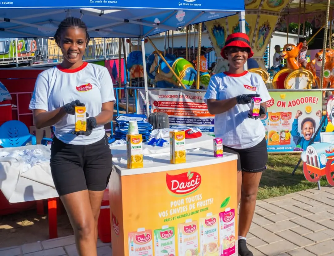 Animatrices présentant les jus Darci sur un stand du groupe